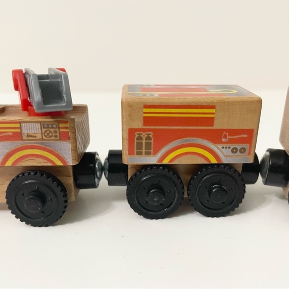 Thomas & Friends Wooden Flynn and Flynns Tender Train - Picture 4 of 16